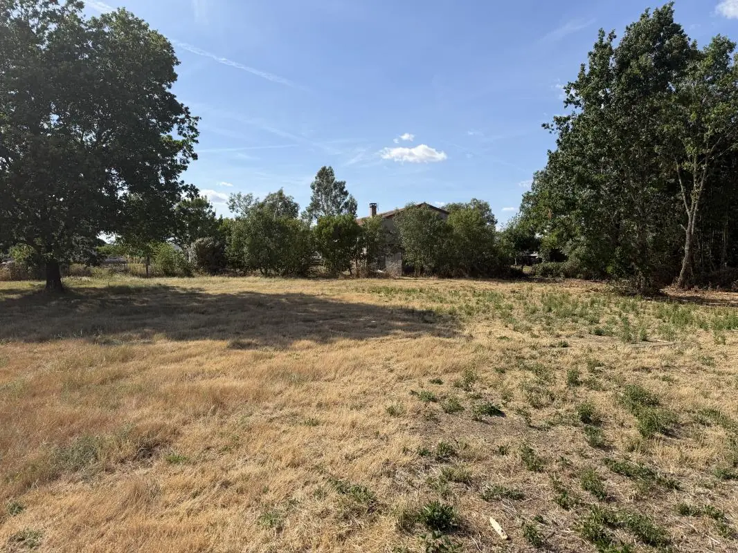 Terrain constructible à Viviers-lès-Montagnes (81290) : parcelle d'environ 1000 m² pour une maison neuve